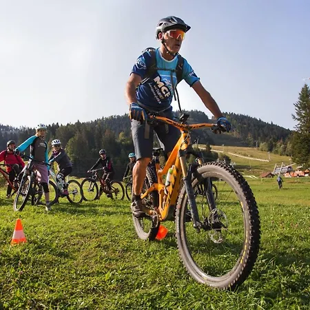 بيت للعطل Place Royale Pour 10 A 12 Personnes A 30 Met Des Pistes De Et Vtt *